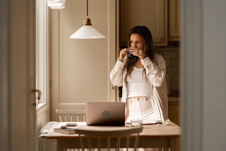 Women drinking coffee